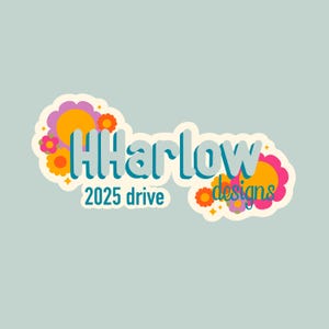 Pode incluir: Um adesivo com o texto HHarlow designs e 2025 drive em uma fonte azul-clara. O design é cercado por flores coloridas em tons de rosa, laranja e amarelo, com pequenos detalhes de estrelas amarelas em uma borda branca recortada.