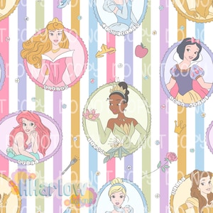 以下が含まれることがあります： 楕円形のフレームに入ったディズニーのプリンセスの漫画イラストが繰り返されるパターン。背景はパステルカラーの縦縞模様。王冠、リンゴ、バラなどの要素も含まれています。「HHarlow designs」の文字が見えます。