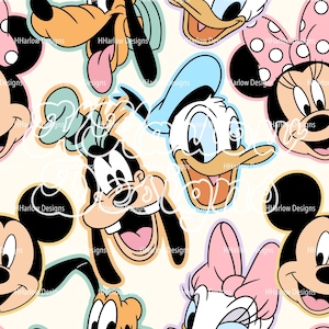 Può includere: Un motivo ripetuto con facce di personaggi dei cartoni animati, tra cui Topolino, Minnie, Paperino, Paperina e Pippo. I personaggi sono delineati in nero con accenti di colori pastello su uno sfondo color crema. Il testo "HHarlow Designs" è visibile.