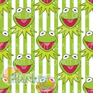 Puede incluir: Patrón repetitivo con el personaje de los Muppets, Kermit la Rana. Las caras de la rana verde están sobre un fondo de rayas verticales verdes y blancas. Cada rana tiene una amplia sonrisa, lengua rosa y ojos grandes.