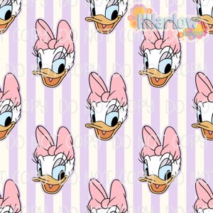 Può includere: Motivo ripetuto con il volto di Paperina. L'anatra dei cartoni animati ha un viso bianco, un fiocco rosa e un becco giallo. Lo sfondo presenta strisce verticali lavanda e bianche. L'immagine ha una filigrana che dice "Littlelow designs".