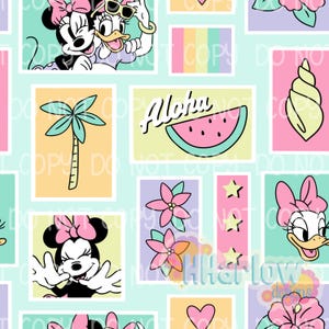 Puede incluir: Un patrón repetitivo con imágenes de dibujos animados de Minnie Mouse y Daisy Duck, junto con elementos tropicales como palmeras, sandías y flores. También está presente la palabra "Aloha". La paleta de colores incluye tonos pastel de rosa, amarillo y azul.