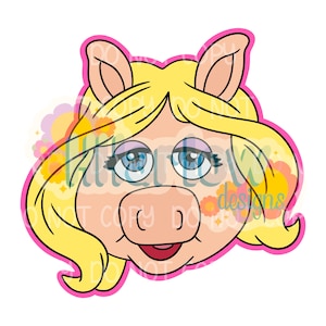 Puede incluir: Ilustración de dibujos animados de un cerdo con cabello rubio, ojos azules y un contorno rosa. La cara del cerdo está centrada, con el texto "NOT COPY DO" visible. El diseño incluye acentos florales.