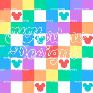 Puede incluir: Un patrón de cuadros colorido con siluetas de Mickey Mouse en rojo y verde azulado, sobre cuadrados de amarillo, verde, azul, morado, naranja y blanco. El texto "HHarlow Designs" y "Designs" se repite.