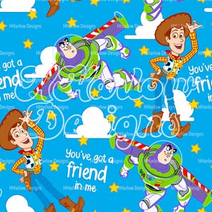 以下が含まれることがあります： トイストーリーの映画フランチャイズから、ウッディとバズ・ライトイヤーが繰り返しパターンで描かれた青と黄色の生地。背景は薄い青色で、黄色の星が散りばめられています。生地全体に「You've got a friend in me」というテキストが繰り返されています。