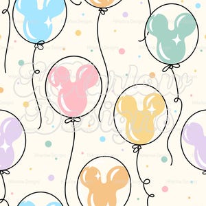 Può includere: Un motivo ripetuto di palloncini colorati con disegni a forma di Mickey Mouse all'interno. I palloncini sono in colori pastello come rosa, blu, giallo e viola, con cordini e fiocchi neri. Lo sfondo è di colore crema chiaro con piccoli punti colorati.