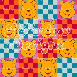 Puede incluir: Un patrón repetido con la cara sonriente de un oso de dibujos animados sobre un fondo a cuadros colorido. El diseño incluye el texto "HHarlow Designs" en un patrón repetido.