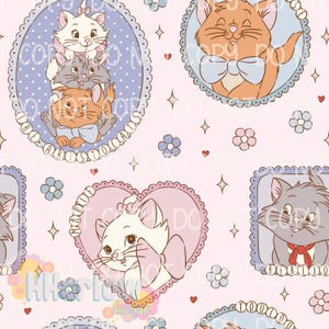 Op de afbeelding: Een herhalend patroon met cartoonkatten in ovale en hartvormige frames. De katten zijn in verschillende kleuren, waaronder oranje, grijs en wit, met strikken en linten. De achtergrond is lichtroze met kleine bloemen- en steraccenten.