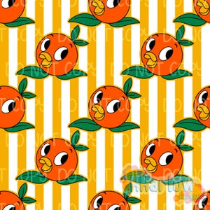 Puede incluir: Patrón repetitivo de personajes de dibujos animados de naranjas con hojas verdes, sobre un fondo de rayas verticales amarillas y blancas. Las naranjas tienen ojos grandes y picos amarillos. El diseño es juguetón y vibrante.