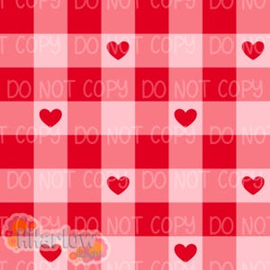 Puede incluir: Un patrón repetitivo de cuadrados de cuadros rojos y rosa claro con formas de corazón rojas dispersas. Las palabras "DO NOT COPY" están impresas en una fuente rosa claro en la imagen.
