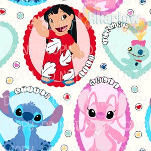 Puede incluir: Un patrón repetido con personajes de la película animada Lilo & Stitch. El diseño incluye imágenes de Lilo, Stitch, Angel y Scrump, cada uno dentro de un marco ovalado o en forma de corazón. El fondo es blanco con pequeños corazones, estrellas y huellas de patas.