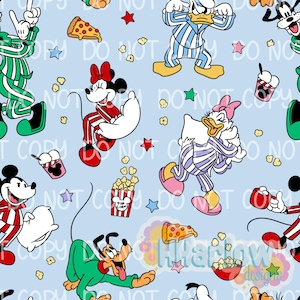 Può includere: Un motivo senza cuciture azzurro chiaro con personaggi dei cartoni animati in pigiama, tra cui Topolino, Minnie, Paperino, Paperina e Pluto. Il design include popcorn, fette di pizza e stelle.
