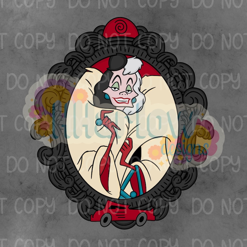 Op de afbeelding: Een grafische illustratie van een personage met zwart-wit gespleten haar, gekleed in een cr&egrave;mekleurige jas met rode accenten, ingelijst in een sierlijke zwarte ovale rand met een kleine rode auto aan de onderkant en een rood cirkelvormig detail.
