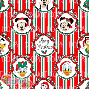 Può includere: Un motivo festivo a tema natalizio con personaggi dei cartoni animati come Topolino e Minnie, Paperino e Pippo, ognuno con cappelli da Babbo Natale. Il design include strisce rosse e verdi e la scritta "Merry Christmas."