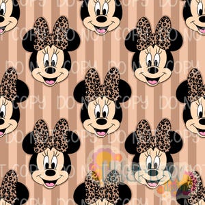 Könnte beinhalten: Ein sich wiederholendes Muster mit Minnie Mouses Gesicht mit einer Schleife im Leopardenmuster. Der Hintergrund hat vertikale Streifen in Brauntönen. Das Design eignet sich für verschiedene Anwendungen, wie z. B. Stoff oder Tapeten.