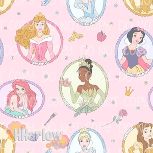 Op de afbeelding: Een roze stof met cartoon illustraties van Disney prinsessen in ovale kaders. De prinsessen zijn Aurora, Ariel, Tiana, Sneeuwwitje en Assepoester. Het ontwerp bevat ook kronen, een roos en een appel.