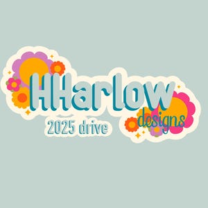 以下が含まれることがあります： 「HHarlow designs」の文字がターコイズ色で、下に「2025 drive」と書かれたステッカーデザイン。オレンジ、ピンク、紫色のカラフルな花が、水色の背景に配置されています。