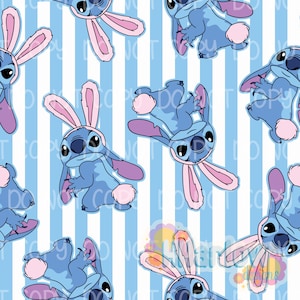 Könnte beinhalten: Ein sich wiederholendes Muster mit dem blauen Alien Stitch aus Lilo & Stitch, der ein rosa Hasenohren-Stirnband trägt. Der Hintergrund hat hellblaue und weiße vertikale Streifen. Das Design ist verspielt und eignet sich für Ostern oder Kinderprodukte.