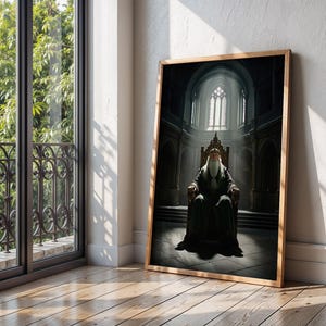 Pode incluir: Uma impressão emoldurada com uma figura real sentada em um trono dentro de um grande salão. A imagem mostra um homem com uma longa barba branca e uma túnica escura, iluminado pela luz que entra por uma janela alta. A moldura é de madeira clara.