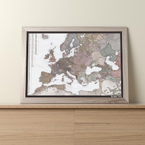 Peut inclure: Carte vintage encadrée de l'Europe, représentant les pays et régions en détail. La carte est dans un cadre en bois, avec une palette de couleurs neutres de beige, marron et verts sourds. Le texte "Europe 1944" est visible en bas à droite.