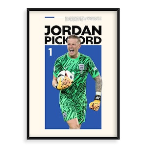 Puede incluir: Un póster con un jugador de fútbol con una camiseta verde y negra con el texto "JORDAN PICKFORD" y el número "1" en blanco. El jugador está sosteniendo un balón de fútbol y lleva un par de guantes de portero negros y amarillos.