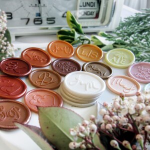 Personalisierte Wachs Siegel Aufkleber für Hochzeitseinladungen, selbstklebende Wachs Siegel für Hochzeitseinladungen, +40 Designs und Farben