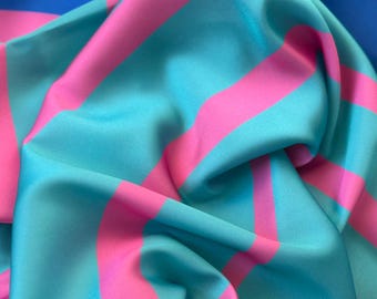 Seidenschal aus der Frühlingskollektion - Damen, geblümter Schal, buntes Tuch mit der Box, Geschenk für Frauen, rosa, blaue und hellblaue Farben