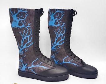 Handgjorda läderbrottningsstövlar, specialdesignade svarta och blå trädtrycksstövlar