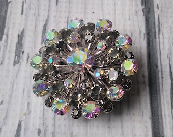 Vintage Strass Statement Brosche - Runde StrassNadel - Aurora Schillernde Strasssteine - Silberfarbenes Metall - Feurige Steine - Chrysantheme