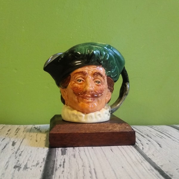 Royal Doulton - Small Toby Jug - Miniature Character Mugs - The Cavalier - 1940-60 Green Hat - Face Mugs - Excellent condition