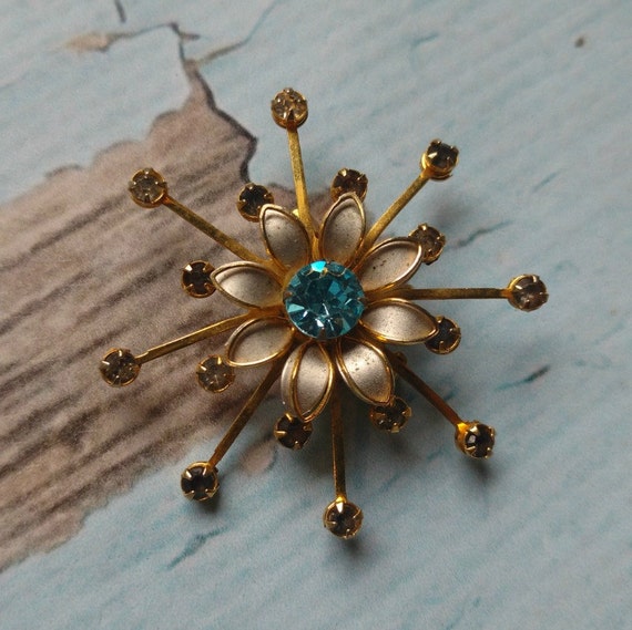 Vintage Rhinestone Flower Pin - Aqua Rhinestone B… - image 5