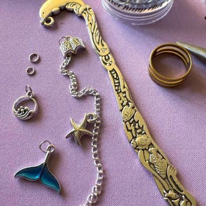 Marcapáginas metálicos personalizados: ¡Elige tu gancho y colgantes para un diseño único! Incluye un pequeño colgante con forma de libro.