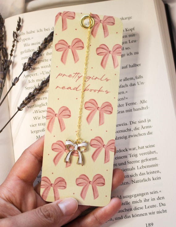 Lesezeichen Romanze - Lesezeichen Geschenk mit Charm - handgemalt - pretty girls read books - Lesezeichen Enemy to Lovers - Bookclub - girly