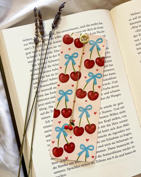 Romance Lesezeichen Cherry – handgemaltes Lesezeichen mit Kirsch-Charm – Geschenk für Leseratten, Bookies –Bookclub– Enemy to Lovers –girly