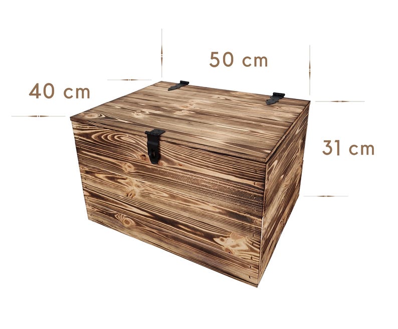 K&ouml;nnte beinhalten: Eine Holzkiste mit dunkelbraunem Finish. Die Kiste ist rechteckig und misst 50 cm in der L&auml;nge, 40 cm in der Breite und 31 cm in der H&ouml;he. Sie verf&uuml;gt &uuml;ber einen Metallverschluss und Scharniere.