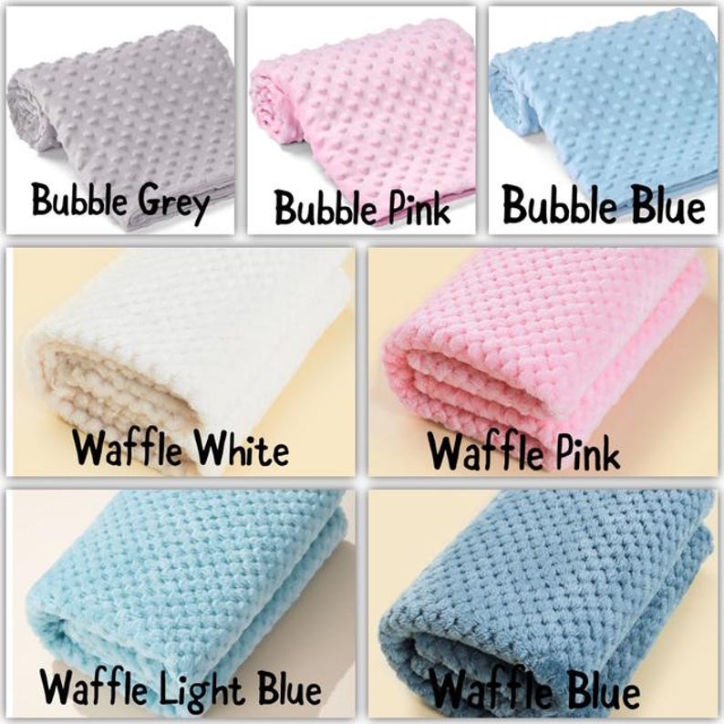 Puede incluir: Una colecci&oacute;n de mantas suaves en varios colores, incluyendo gris, rosa y azul, con texturas de burbujas y gofres. Cada manta est&aacute; doblada y se muestra con su nombre de color: Bubble Grey, Bubble Pink, Bubble Blue, Waffle White, Waffle Pink, Waffle Light Blue y Waffle Blue.