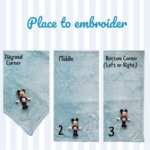 Puede incluir: Tres secciones de tela azul claro texturizada, cada una con una figura de Mickey Mouse, etiquetadas como "Diagonal Corner", "Middle" y "Bottom Corner (Left or Right)". El texto "Place to embroider" est&aacute; en la parte superior.