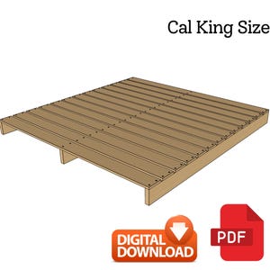 Op de afbeelding: Een houten bedframe voor een California King size bed. Het frame is gemaakt van lichtbruin hout en heeft een lattenbodem ontwerp. De afbeelding bevat ook een "Digitale download" knop en een PDF-pictogram.