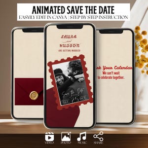 Może przedstawiać: Trzy smartfony wyświetlające animowany szablon zaproszenia ślubnego typu save the date. Ekrany mają kremowe tło, ciemnoczerwony tekst, ramkę w kształcie znaczka pocztowego z czarno-białym zdjęciem pary oraz ciemnoczerwoną kopertę ze złotą pieczęcią lakową.