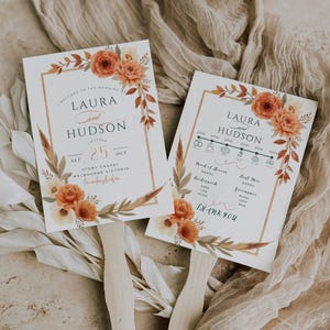 Puede incluir: Dos programas de abanico de boda con detalles florales y de hojas. Los abanicos presentan los nombres "Laura y Hudson" y detalles de la boda. El diseño incluye flores de color naranja y crema y texto decorativo.