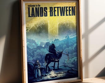 Puede incluir: Póster enmarcado con el texto "welcome to the LANDS BETWEEN" en amarillo y negro. La obra de arte representa una escena de fantasía oscura con una figura a caballo, una figura encapuchada y un árbol brillante.