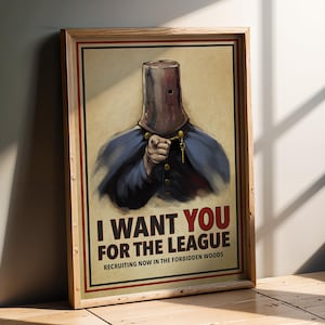 Puede incluir: Póster enmarcado con un diseño vintage. La obra de arte presenta una figura con una máscara metálica en forma de cubo, señalando al espectador. El texto en negrita dice "I WANT YOU FOR THE LEAGUE" con texto adicional debajo. El póster tiene un marco de madera.