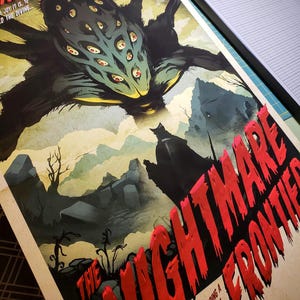 Puede incluir: Un p&oacute;ster con el t&iacute;tulo "THE NIGHTMARE FRONTIER" en letras rojas estilizadas. La obra de arte presenta una gran criatura con m&uacute;ltiples ojos y un paisaje oscuro y ominoso con el texto "ALA, JOY IT IS, TO HOLD THE DIVINE..." en la parte superior.