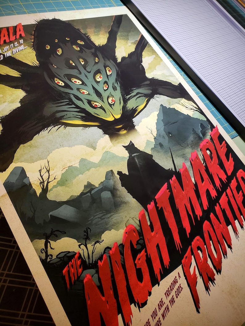 Puede incluir: Un p&oacute;ster con el t&iacute;tulo "THE NIGHTMARE FRONTIER" en letras rojas estilizadas. La obra de arte presenta una gran criatura con m&uacute;ltiples ojos y un paisaje oscuro y ominoso con el texto "ALA, JOY IT IS, TO HOLD THE DIVINE..." en la parte superior.