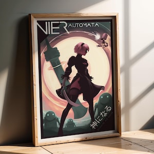 Könnte beinhalten: Gerahmtes Poster mit dem Text "NIER AUTOMATA". Es zeigt eine Figur in einem schwarzen Kleid und rosa Haaren, die eine gebogene Klinge hält. Der Hintergrund hat einen Sonnenuntergangsverlauf, eine große Schwertsilhouette und Roboterfiguren.