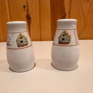 Vintage Ceramic Salt and Pepper Shakers – Birdhouse & Floral Design – Country Kitchen Decor