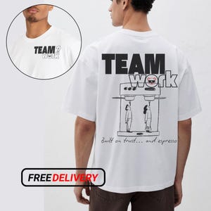 チームワークユニセックスTシャツ、同僚へのオフィスユーモアモチベーションシャツ、チームギフト、オフィスウェア、面白いチーム、コーヒー愛好家へのギフト、仕事サバイバル