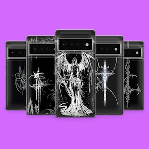 以下が含まれることがあります： 異なる白いグラフィックデザインが施された黒い携帯電話ケース5つ。デザインには、羽根のある人物、剣、抽象的なパターンが含まれています。