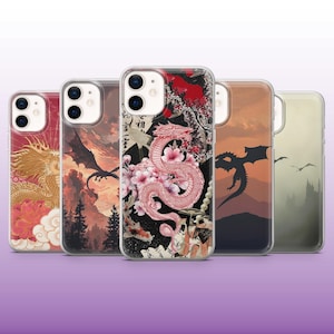Peut inclure: Cinq coques de téléphone avec des motifs de dragons. Les coques présentent diverses couleurs, notamment le rouge, l'or et le noir, avec des illustrations de dragons, de fleurs et de paysages. Les coques sont en matériau transparent.