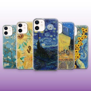 Könnte beinhalten: Eine Sammlung von fünf Handyhüllen mit berühmten Gemälden von Vincent van Gogh. Die Hüllen zeigen Kunstwerke wie "Sternennacht", "Sonnenblumen" und "Mandelblüten". Jede Hülle hat einen transparenten Rand und eine glänzende Oberfläche.